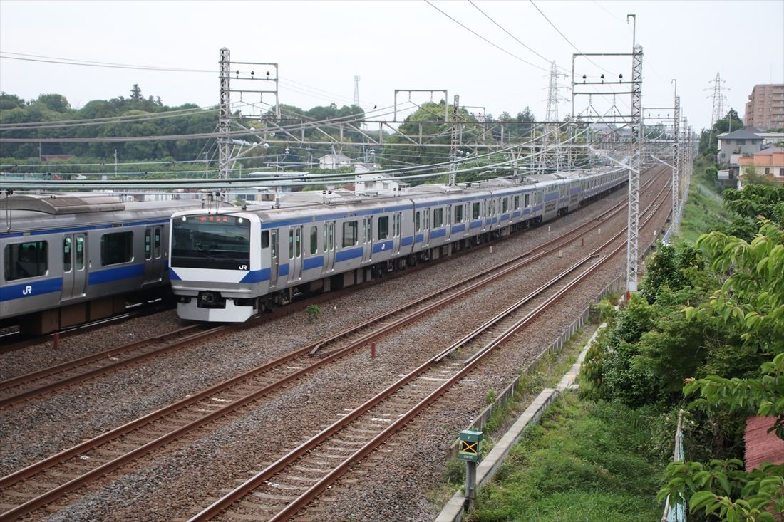 土浦発の上り上野行き普通列車。これも交直両用車のE531系で運行されている（筆者撮影）