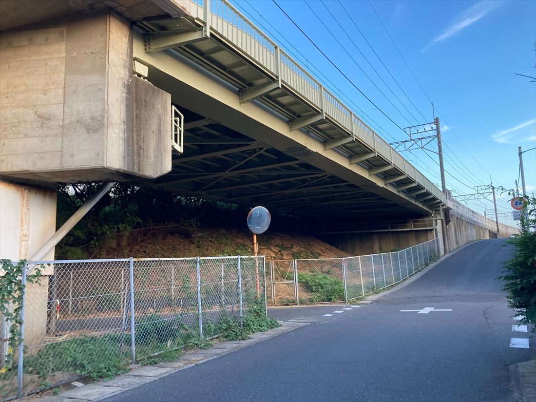 中山競馬場近くにある架道橋（筆者撮影）