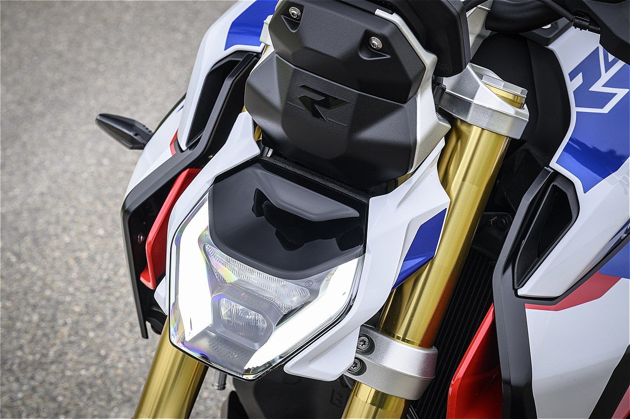オプションの「ヘッドライトPRO」では速度と車体の傾きに応じてライトを照射する角度と距離を調整する機能が付く。上部にレーダーセンサーを装備（写真：BMW MOTORRAD）
