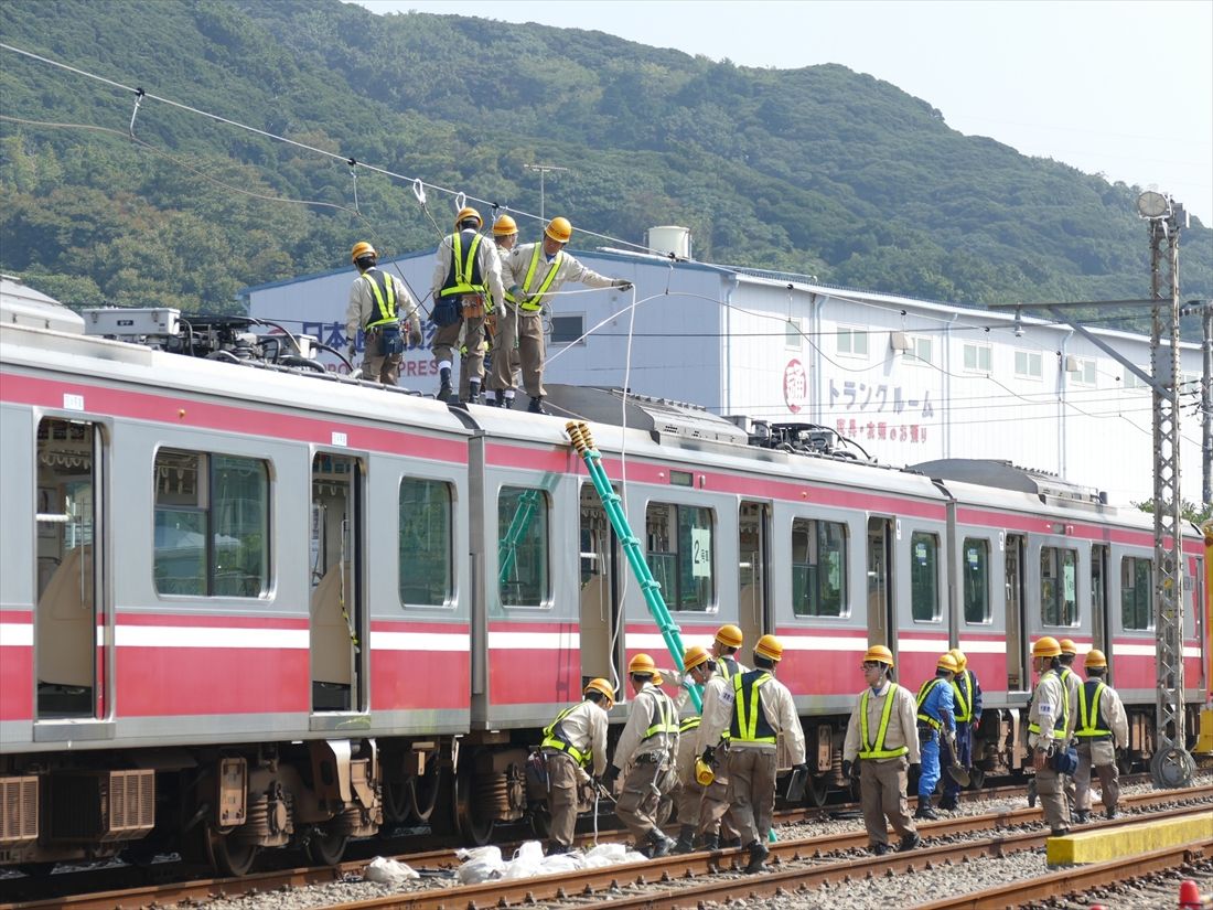 JR東日本を含め鉄道各社は架線の断線復旧訓練などを実施している。写真は京浜急行電鉄が実施した鉄道事故復旧訓練の様子＝2017年（編集部撮影）