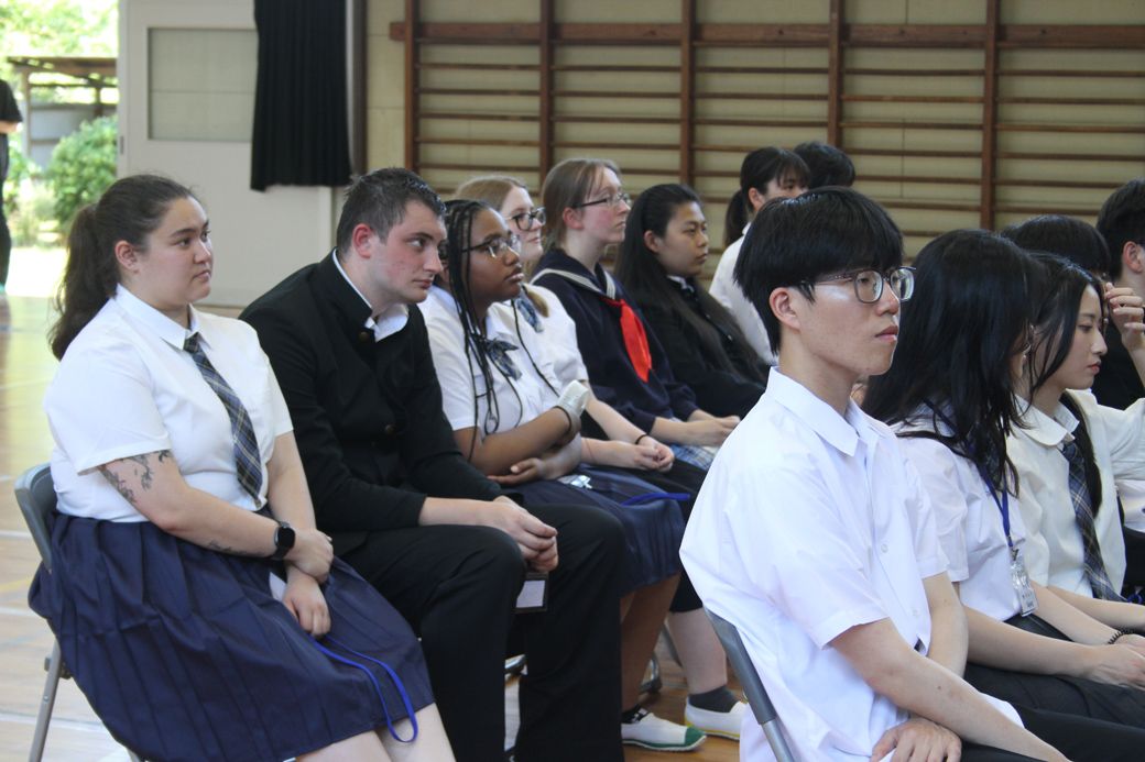 「日本の学園生活を体験する」という夢を叶えた旅行者たち（筆者撮影）