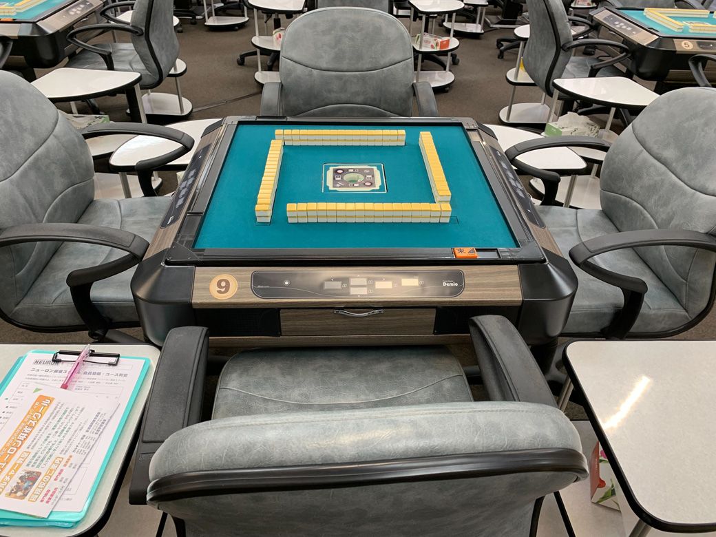 実際に麻雀を打つための自動配牌卓。手持ちの得点棒を読み取り、点数計算も自動でできる優れものだ（筆者撮影）