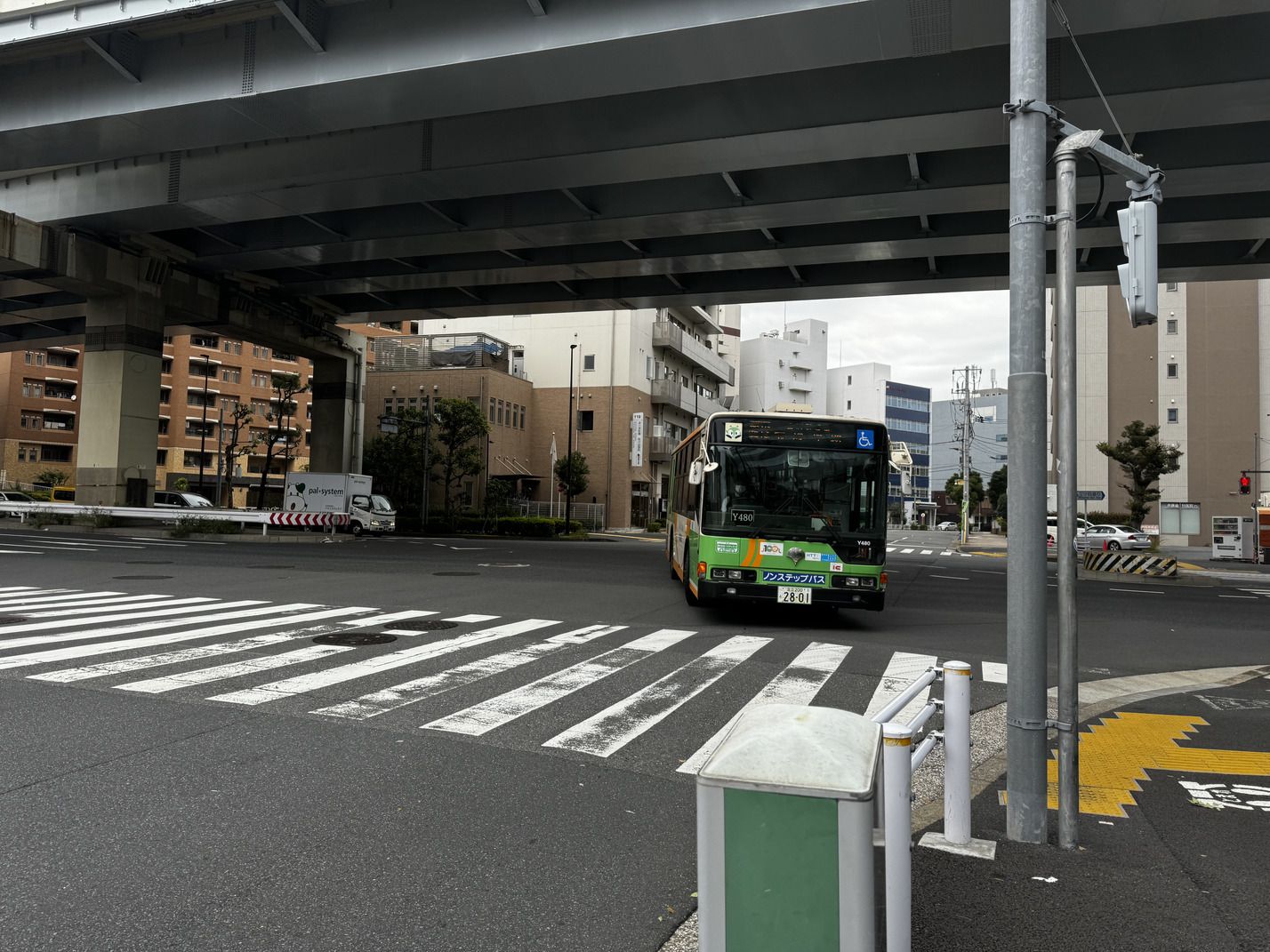 枝川地区は現在は鉄道駅から距離があるため、バスの利用者が多い（写真：編集部撮影）