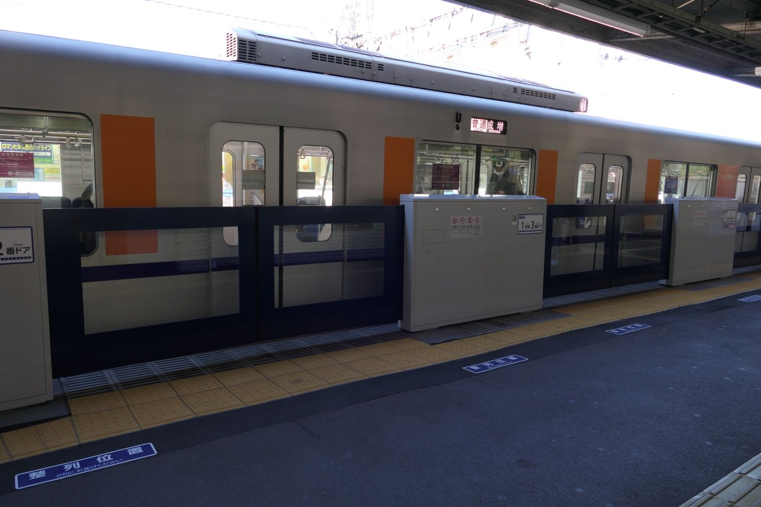 ホームドアが閉じた状態（記者撮影）