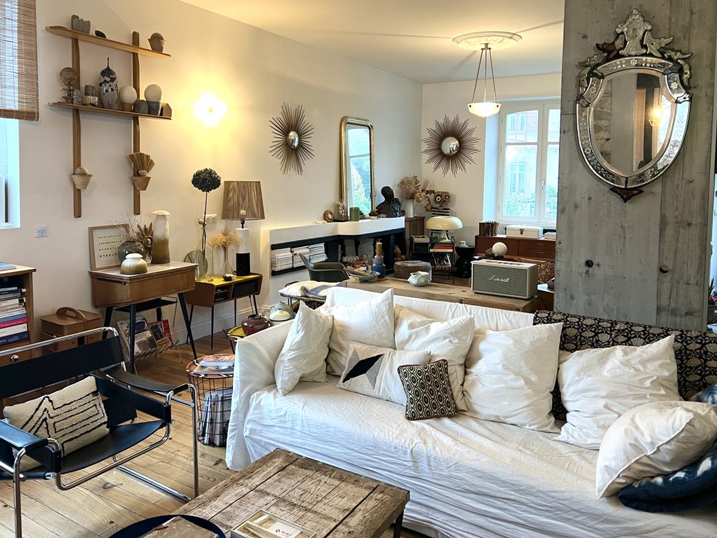 リビングの様子。写真右の鏡はイタリア・ヴェネツィアで、天井から下がっているライトは、北東フランス・ランスで出会ったアール・ヌーヴォーのアンティークだ（筆者撮影）