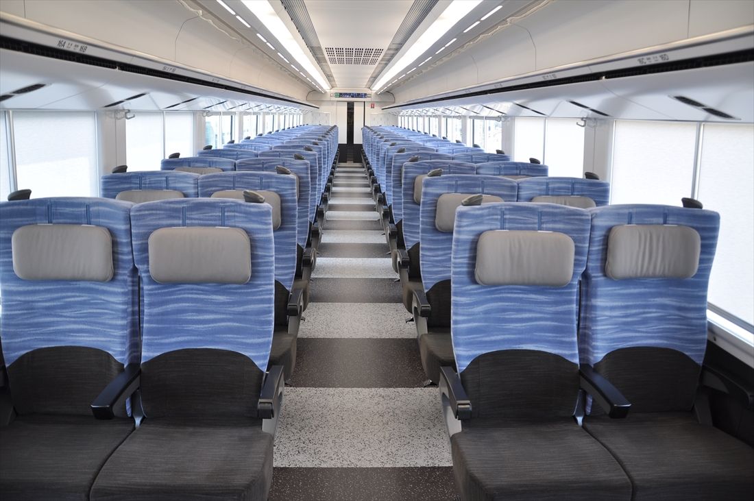 中央線特急「あずさ」「かいじ」のE353系普通車内。シートピッチは960mm（編集部撮影）