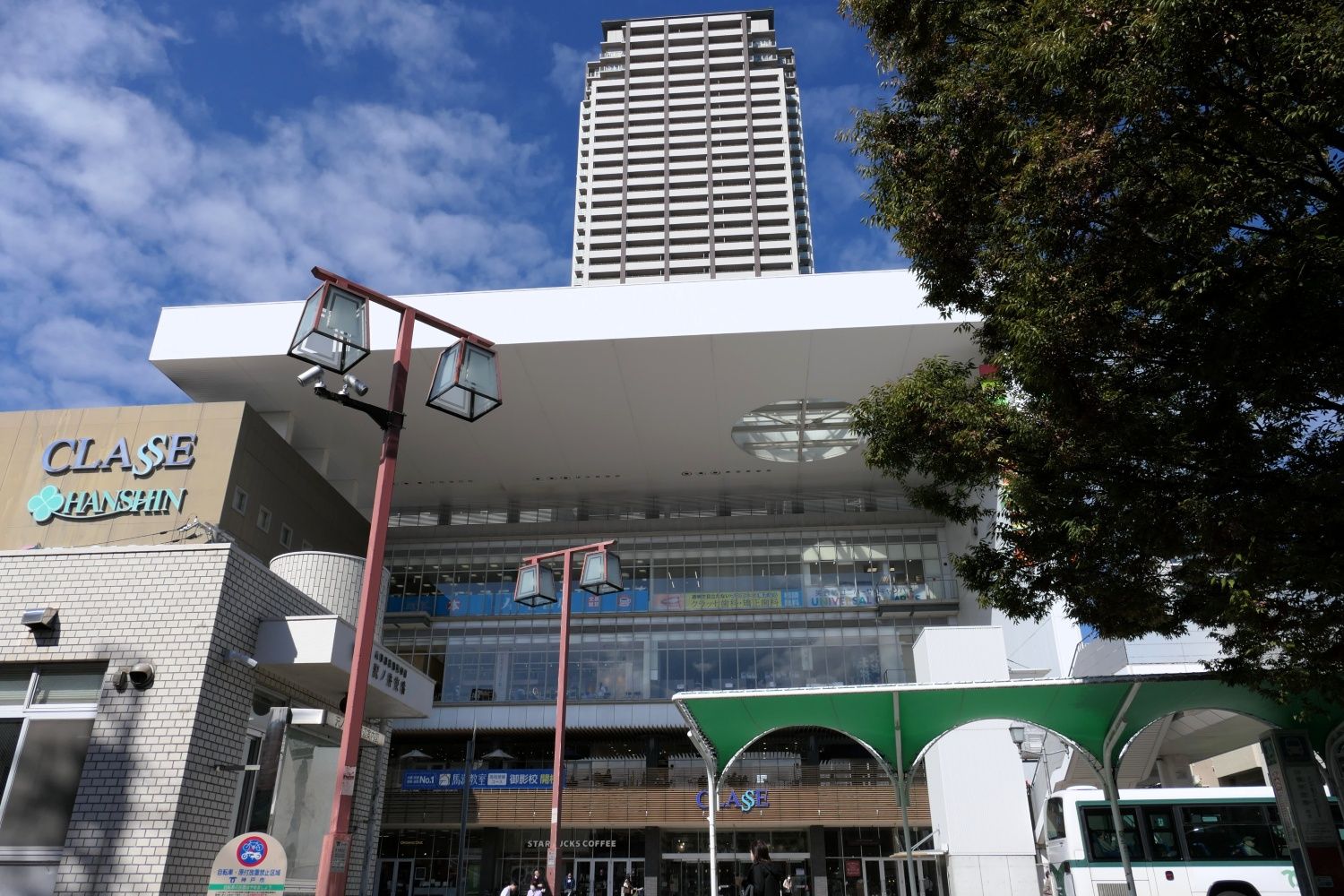 駅北側のショッピングセンター「御影クラッセ」（編集部撮影）