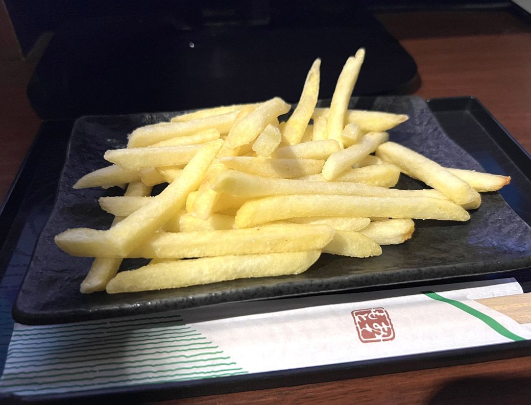 店舗それぞれサービス内容が異なり、100円の飲食メニューが充実しているところも！　これは100円ポテト（税込110円）（編集部撮影）