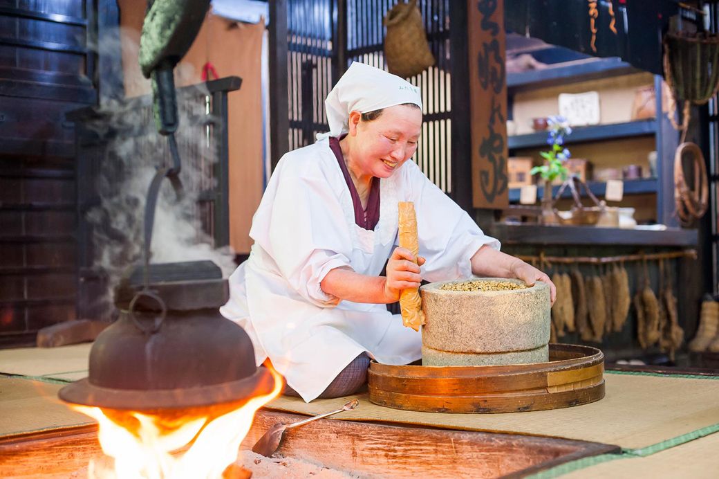 みたき園で提供されるきなこ餅のきなこは、石臼でじっくりと挽かれている（みたき園提供）
