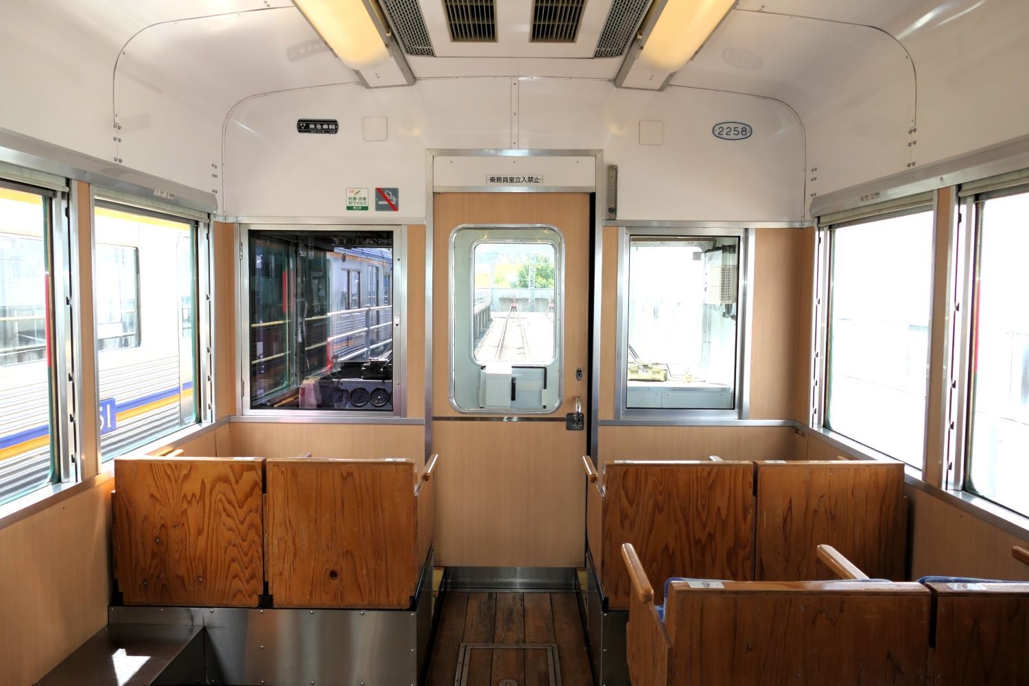 南海電鉄　観光列車「天空」 車内