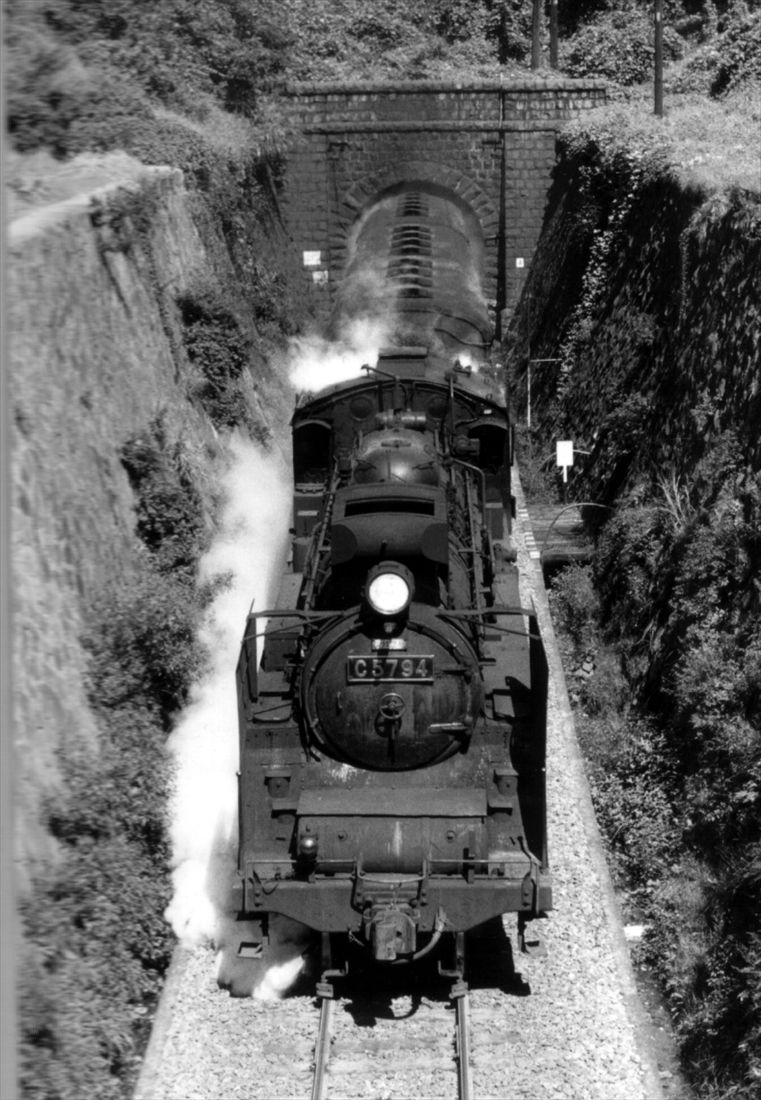 「魔のトンネル」といわれた播但線生野トンネルを抜け出したC57形（撮影：南正時）