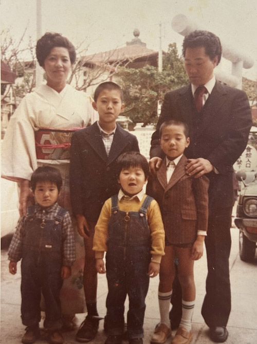 左が母の文枝さん、右が父の自榮さんの下にいるのがベンビー、他は兄と弟（写真：ベンビー提供）
