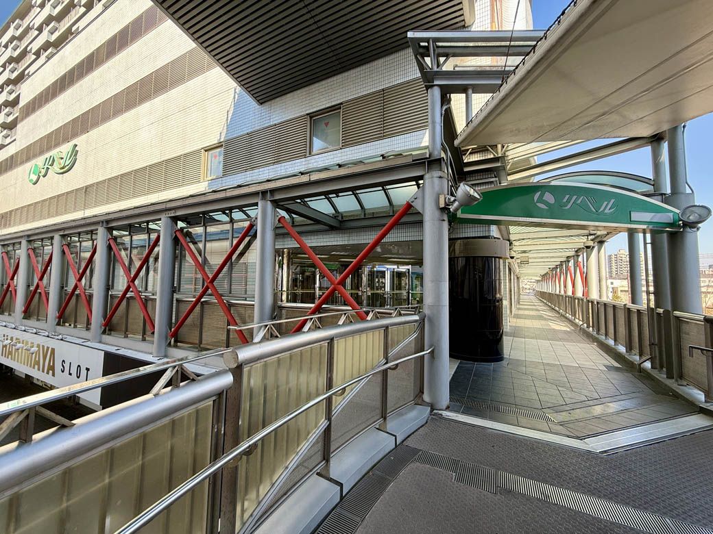 駅を出てすぐに「出屋敷リベル」につながっている（筆者撮影）