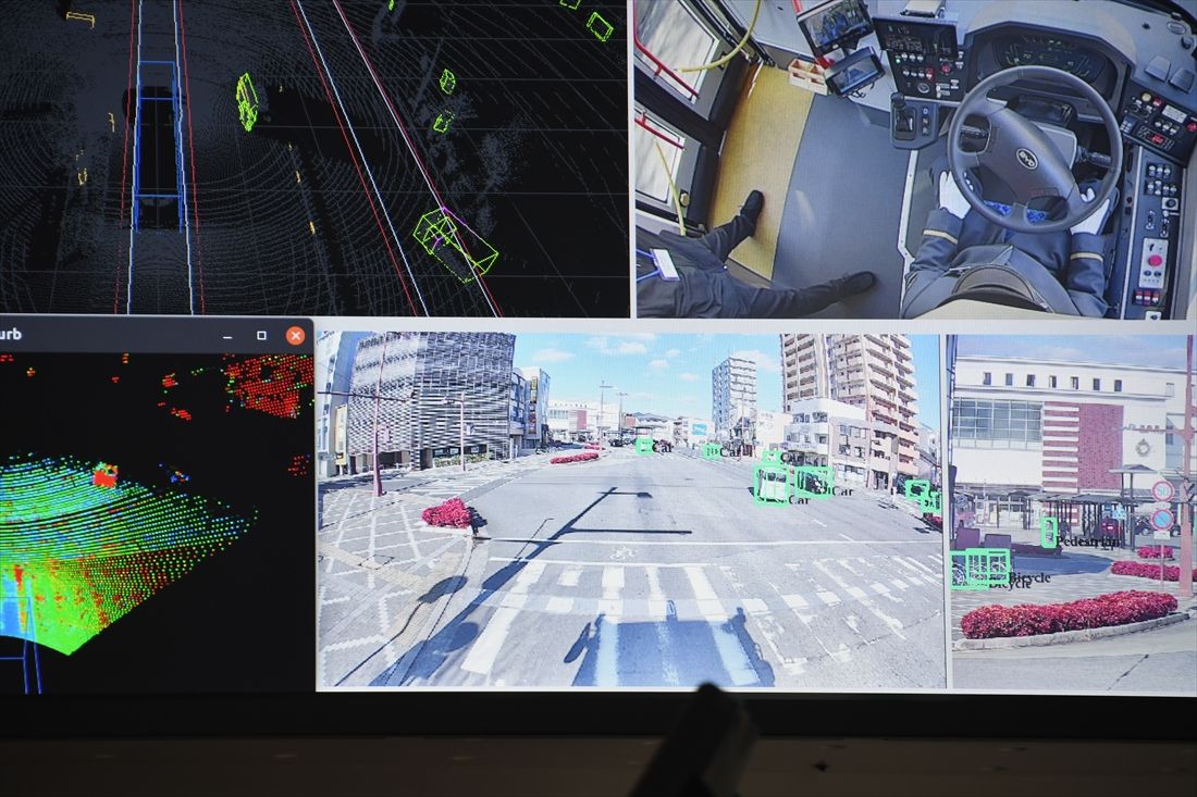 バス車内のモニターに映し出された映像や情報（記者撮影）