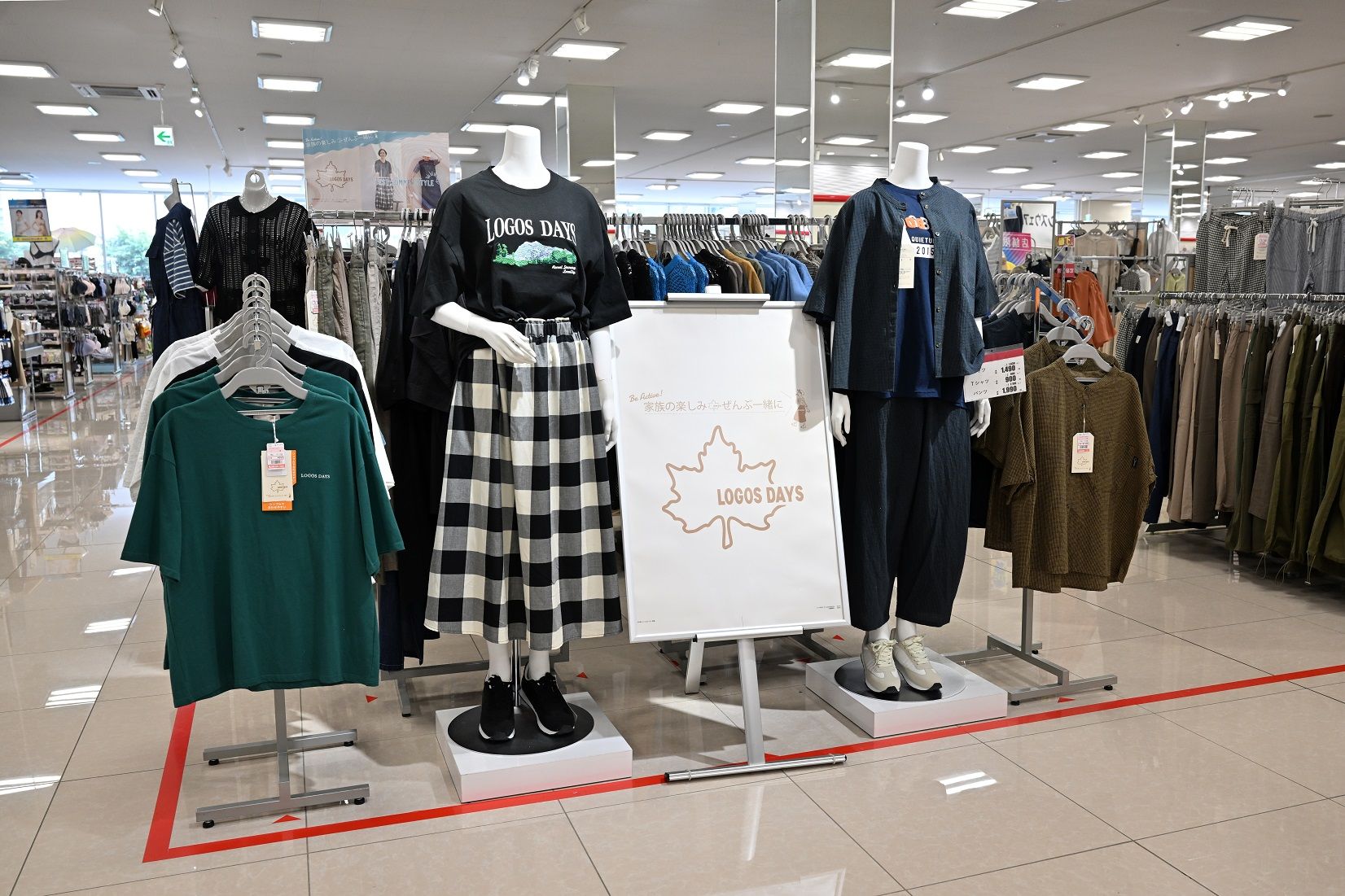 アウトドアブランド「ＬＯＧＯＳ」としまむらで共同開発した「LOGOS DAYS（ロゴス デイズ）」。代表的な共同開発ブランドの1つで、レディースからメンズのカジュアル衣料を展開（撮影：風間仁一郎）