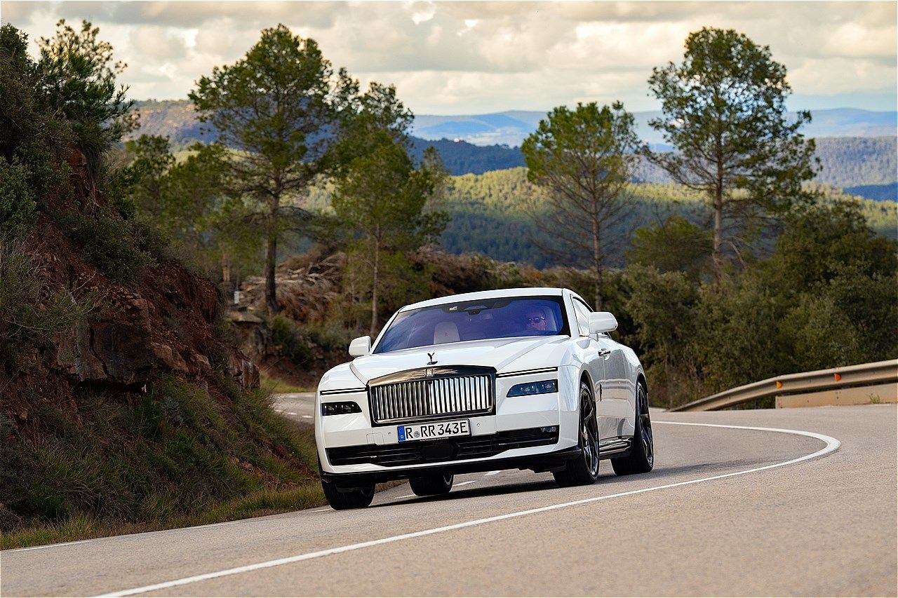 駆動用バッテリーの容量は102kWhで一充電航続可能距離は493ー530km（WLTP）（写真：Rolls-Royce Motor Cars）