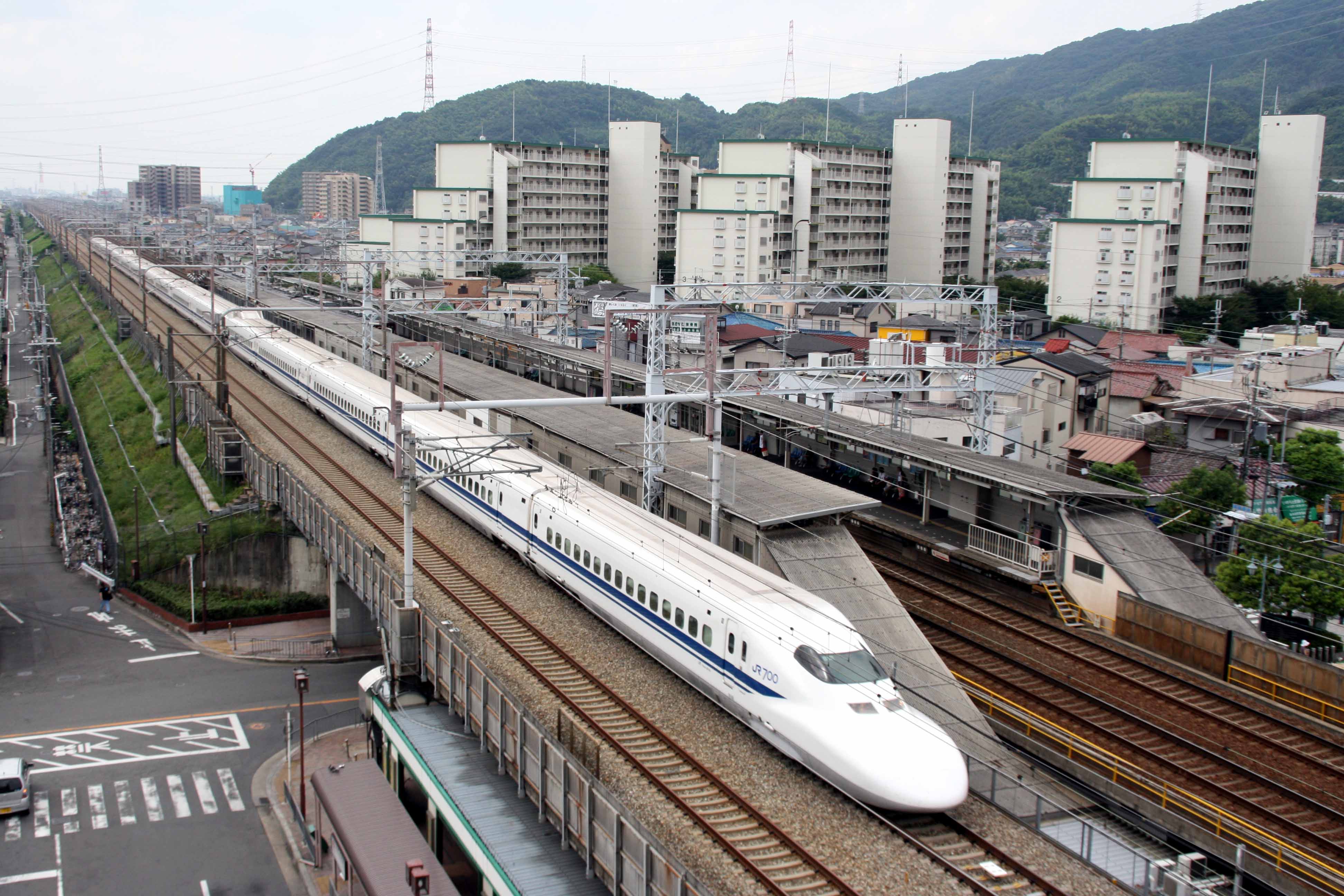 京都線は上牧―大山崎間で東海道新幹線と並走する（撮影：南正時）
