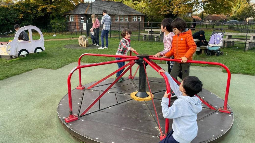「比べない前提」が育む自己肯定感。ロンドンの公園で、のびのびと遊ぶ子どもたち（写真：筆者撮影）