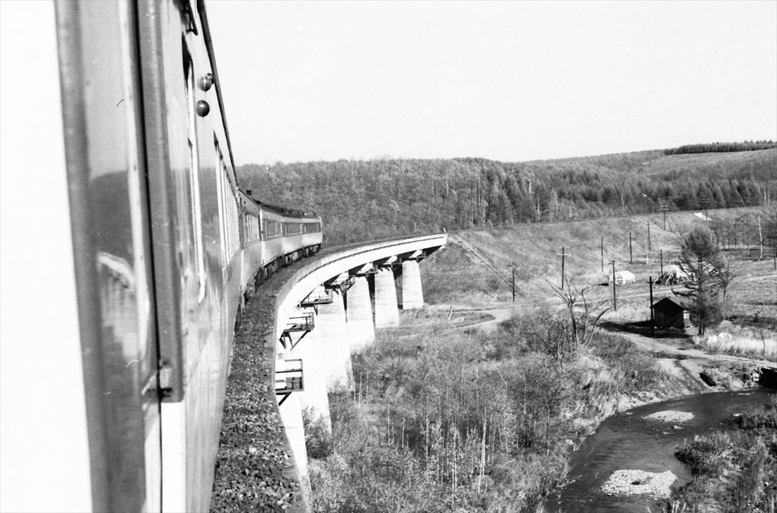 狩勝峠を行く特急「おおぞら」の車窓から。同乗取材時の風景（撮影：南正時）