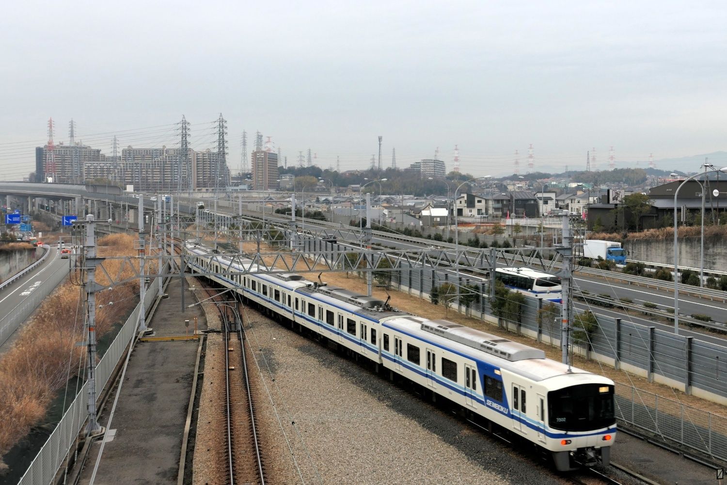 泉北車両は車体に青帯のデザイン。「SEMBOKU」の文字が入っていた＝2023年2月（記者撮影）