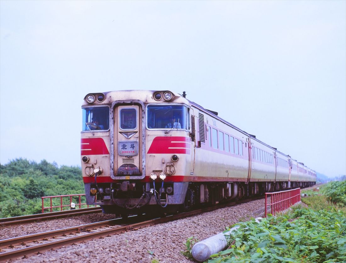 電化前の室蘭本線虎杖浜付近を行く特急「北斗」（撮影：南正時）
