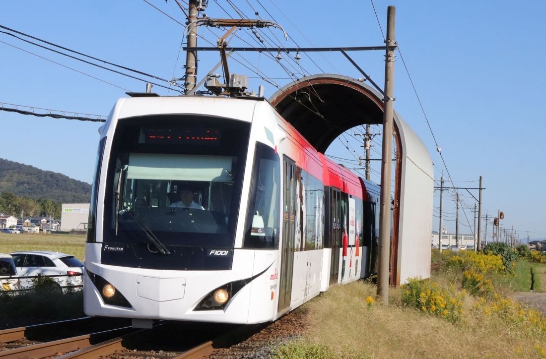 福井鉄道福武線の三十八社駅にあるスノーシェルター。線路を覆って分岐器を降雪から守る（撮影：南正時）