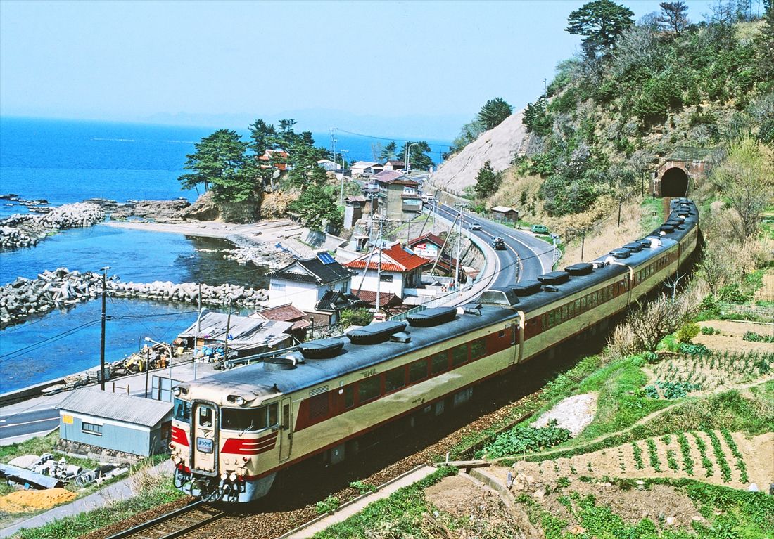 山陰本線田儀付近を行く特急「まつかぜ」（撮影：南正時）