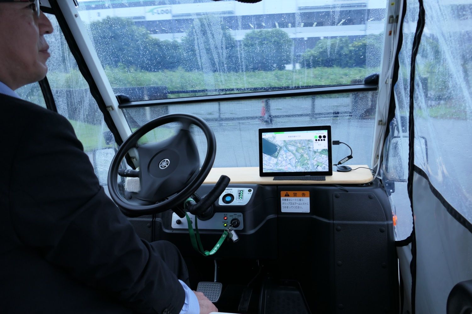 久喜事業所の自動運転カート