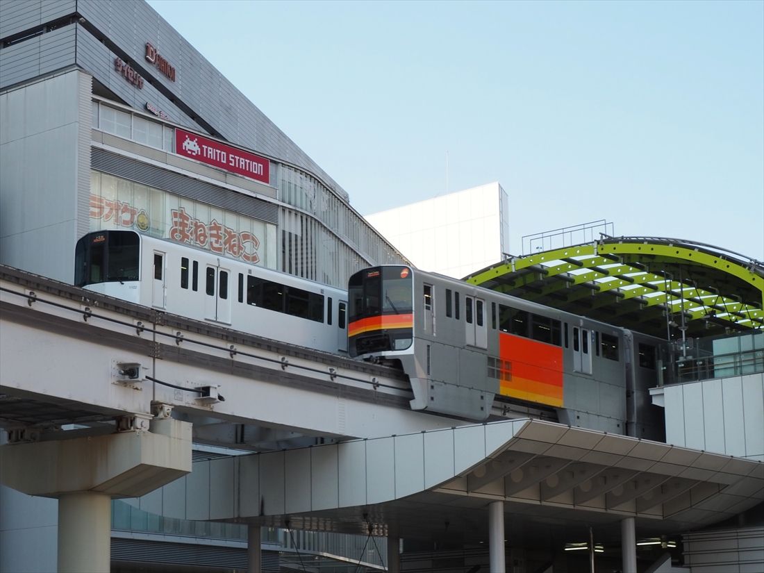 立川北駅付近ですれ違うモノレール（記者撮影）