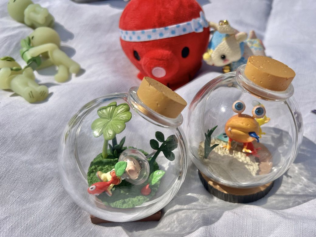 エミリーさんが大好きな任天堂のコンピューターゲーム『ピクミン』のキャラクター。後ろには大阪で購入したタコのぬいぐるみと、奈良で購入したちりめん生地の鹿もいる（筆者撮影）