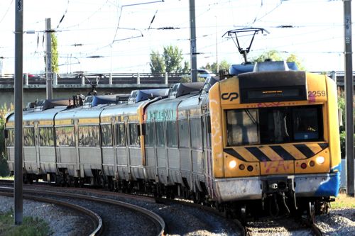 ステンレス製電車で運転の普通列車（筆者撮影）