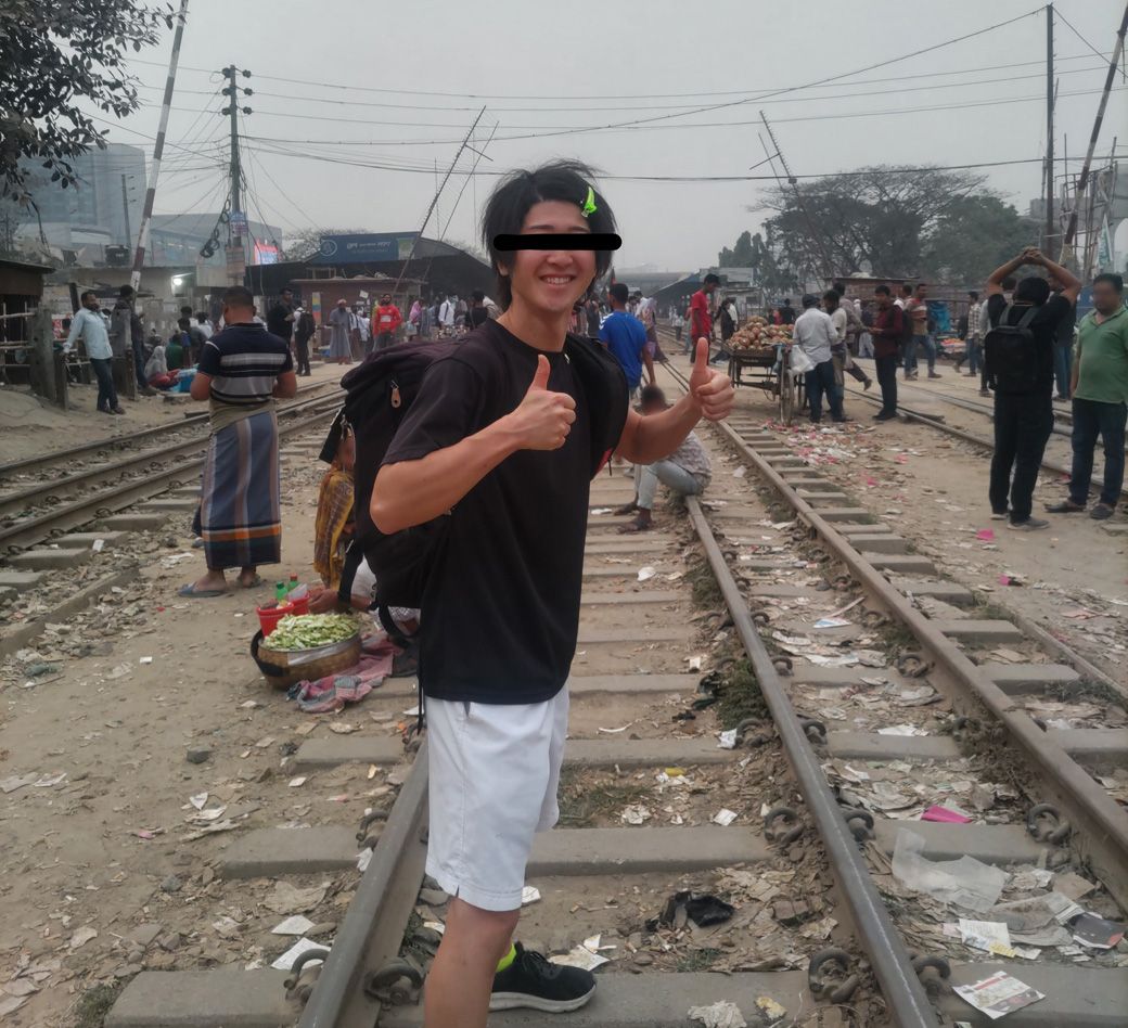 バングラデシュを旅したときの筆者のファッション。いつも通り、バッグ1個のみで渡航した（筆者撮影）