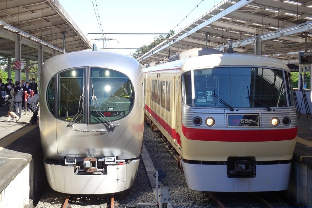 001系「ラビュー」と並んだ「レッドアロークラシック」（右）。2020年の鉄道友の会「ブルーリボン賞」受賞式にて（撮影：南正時）