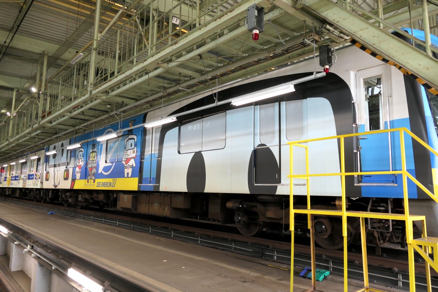 難波方から1両目には「せんぼくん」を大きく描いた（記者撮影）