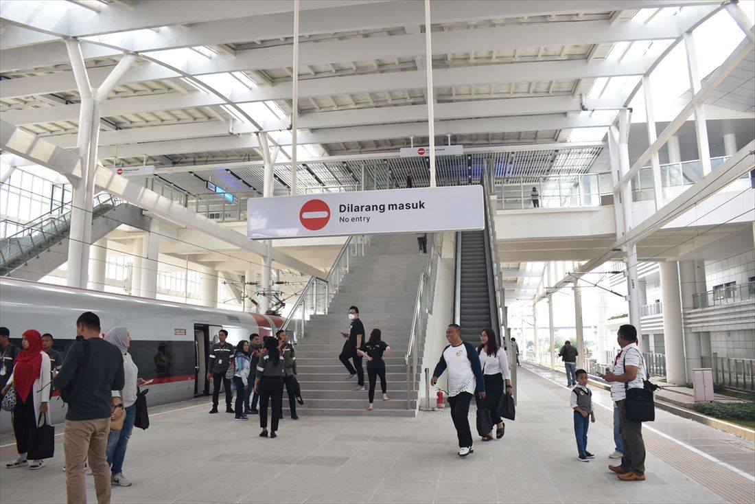 地上駅でも大屋根のかけてあるテガルアール駅（筆者撮影）