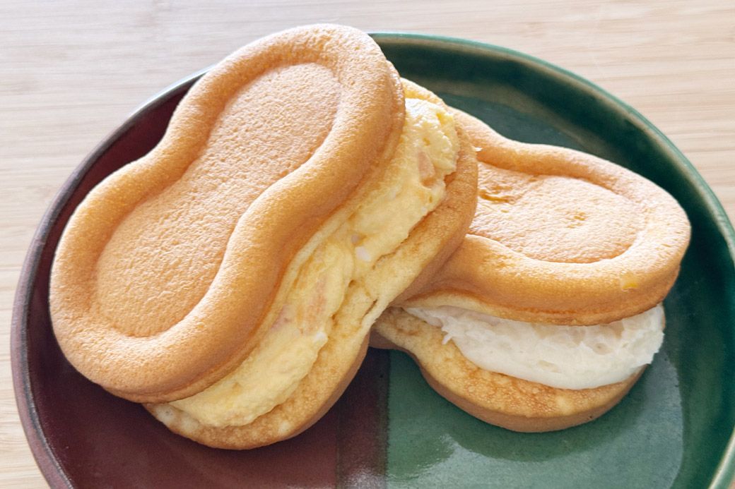 コージーモーニングのスフレワッフルDeli 。ふわふわのスフレワッフルの皮で、たまごフィリングとポテトサラダをサンドしています（筆者撮影）