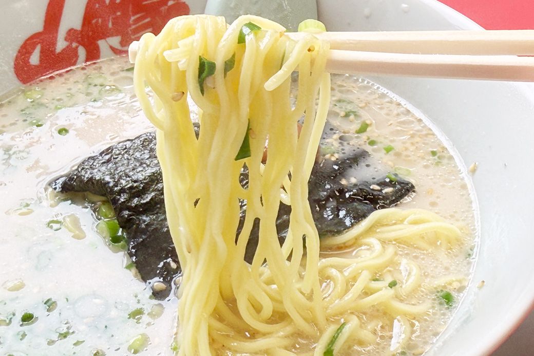 麺は博多とんこつに近い細さで、加水率が低めなので歯切れヨシ（筆者撮影）