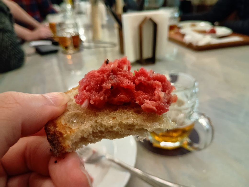 正直に言って、恐怖はあった。だけどここで攻めなきゃ男じゃねぇ！⋯⋯と強がる必要はなかった。なぜならこの時、もう私のお腹はすでに壊れていたからだ（筆者撮影）