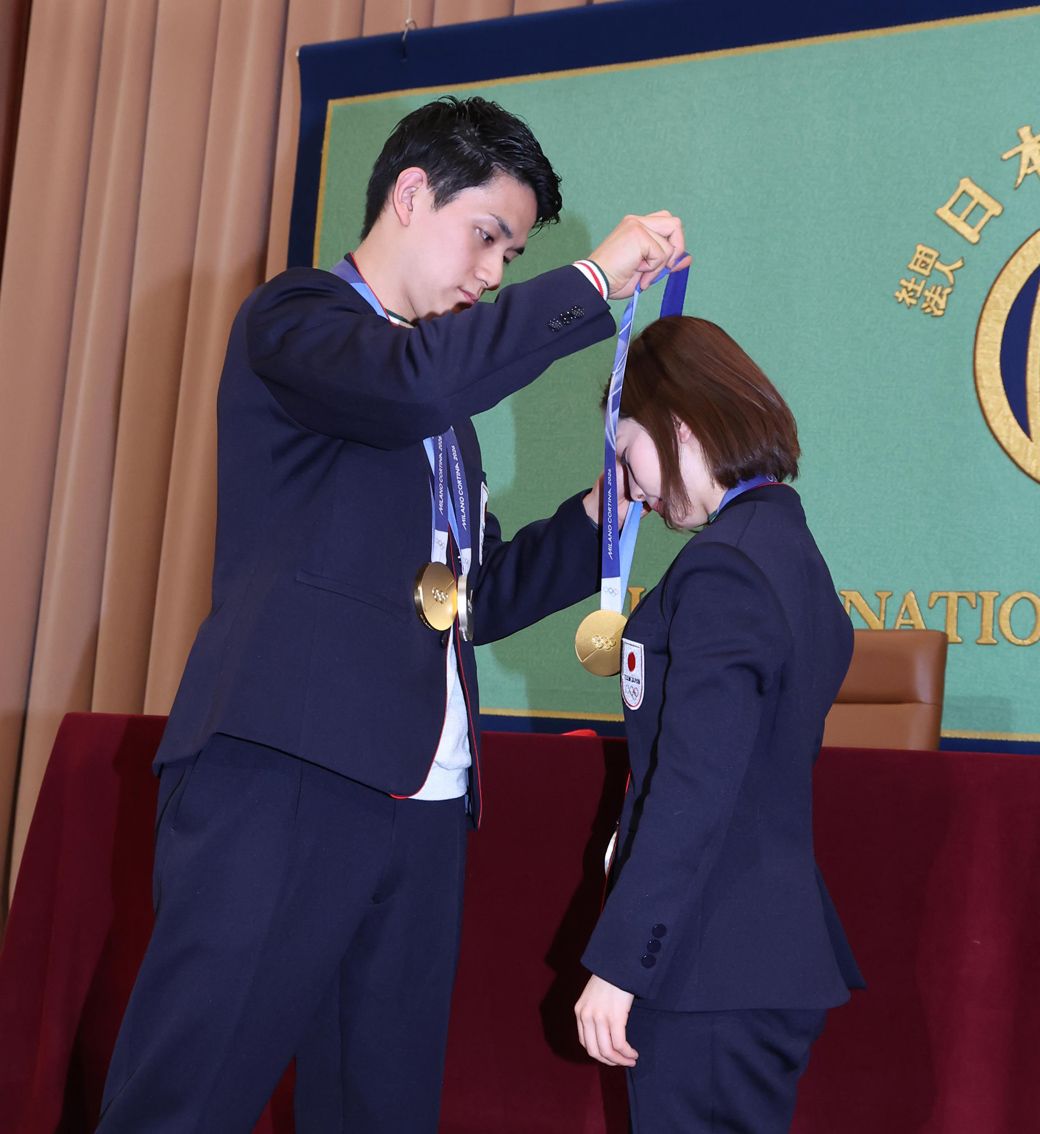 優しく金メダルをかけてあげる場面も（写真：東京スポーツ／アフロ）