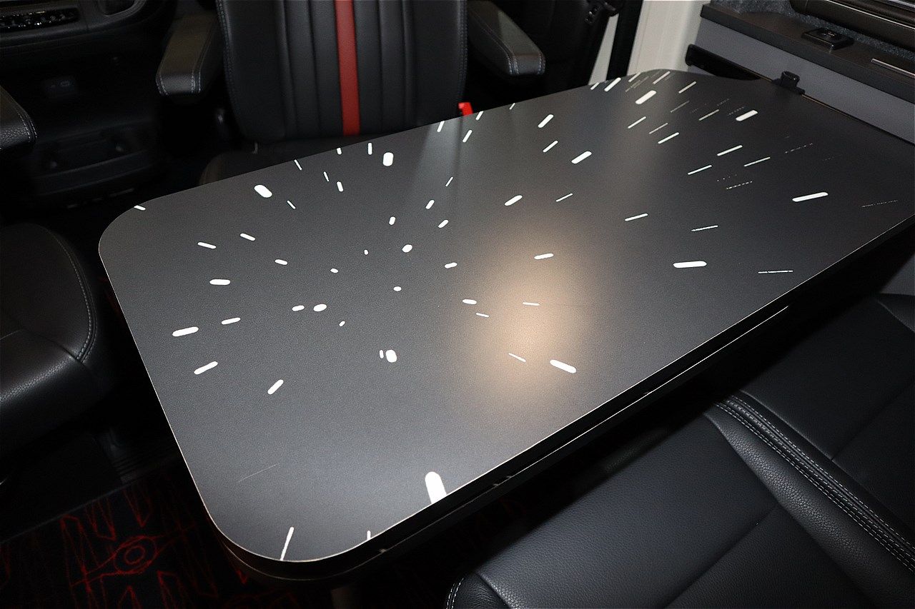 スター・ウォーズの世界観が広がるトイファクトリーのキャンピングカー「ダビンチ6.0＜スター・ウォーズ＞エディション」（筆者撮影）