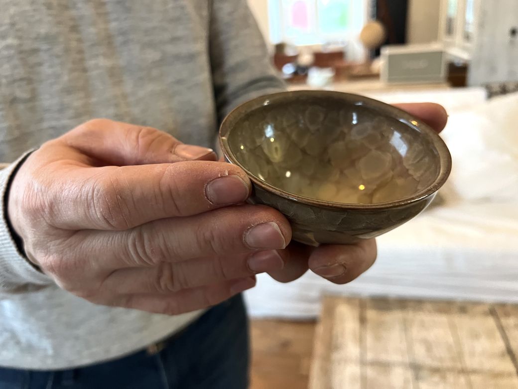 使いやすいサイズの小鉢。京都陶磁器会館のミュージアムショップで購入。「作家名はわかりませんが、ヨーグルトやスープなど、普段使いに使いやすそうで気に入りました」（筆者撮影）