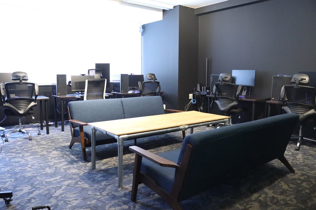 マタギスナイパーズの練習場。当初は5台のPCで順番に練習した（写真：マタギスナイパーズ）