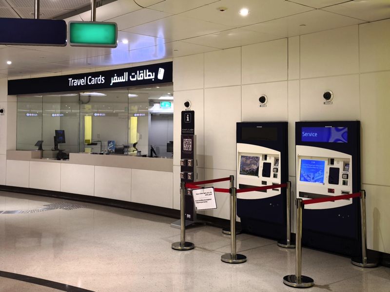 メトロの駅。手前が券売機、奥が有人窓口（筆者撮影）