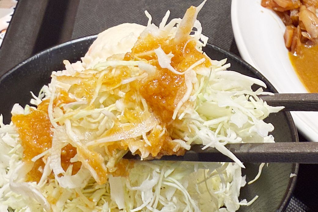 ミニポテキャベに、オリジナルのにんじんドレッシングをかけて。フルーティーな粗ごしにんじんの甘味が千切りキャベツにぴったり（写真：筆者撮影）