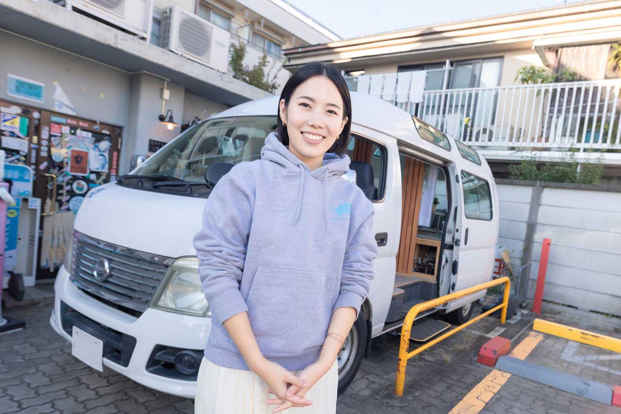 バンライフを送る宮本さんと愛車（東洋経済オンライン編集部撮影）