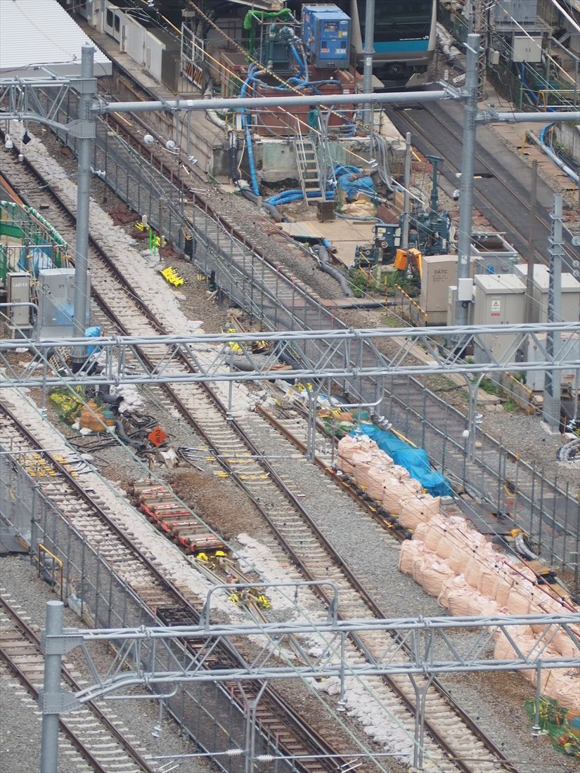 線路切り換え工事前の田町駅付近の線路。左から3本目が従来の山手線外回り、その右隣の途切れている線路が新たに外回りとなる線路だ（記者撮影）