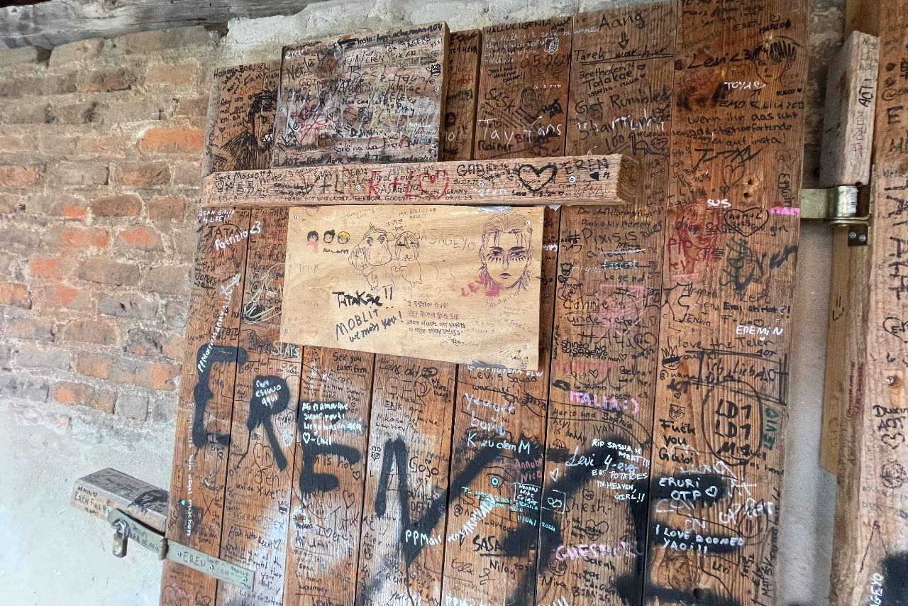 木の扉はぎっしりと落書きで埋め尽くされていた（写真：筆者撮影）