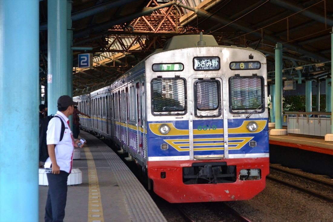 「準急あざみ野」の方向幕を表示してジュアンダ駅に入線する8610編成（筆者撮影）