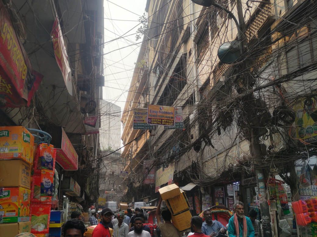 電線がスゴイことになってる……（筆者撮影）