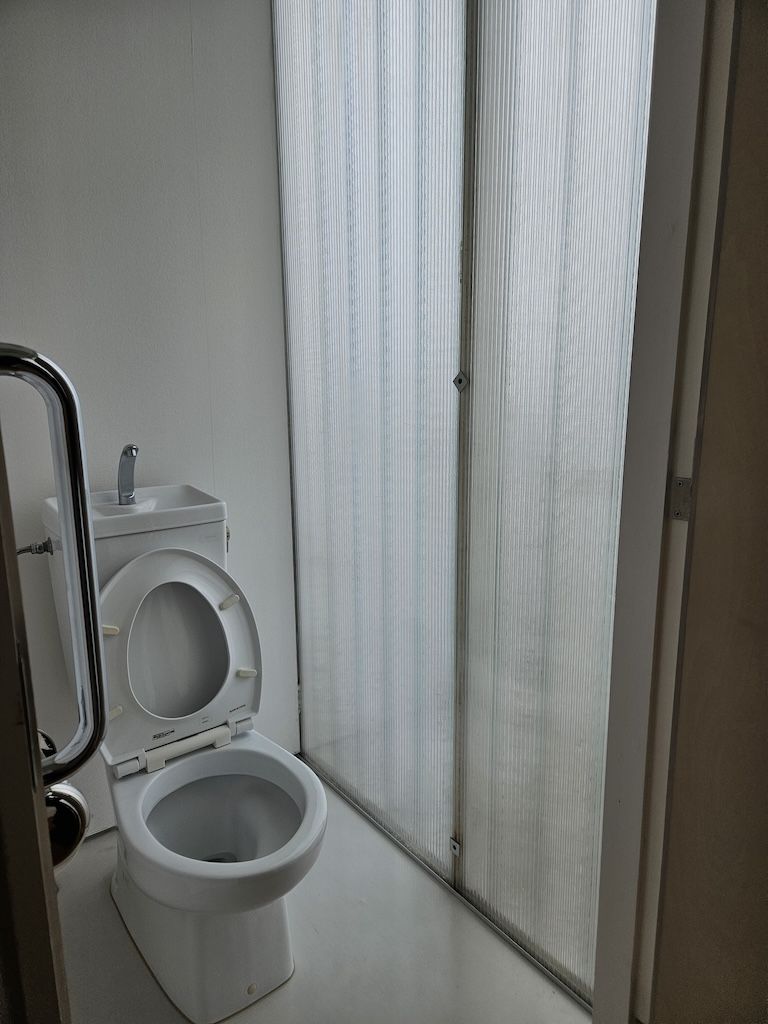 トイレは共用廊下に接している。光も射し込み、明るい空間（写真：筆者撮影）